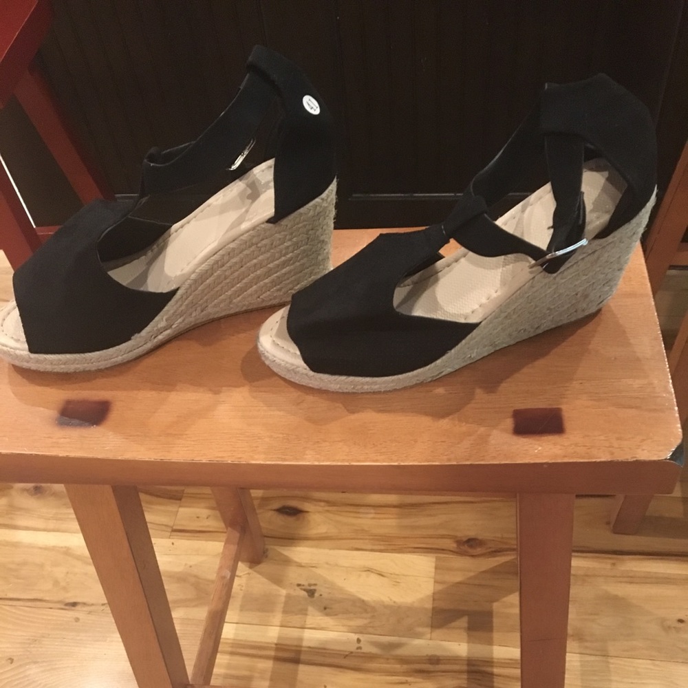Black sandals wih wedge